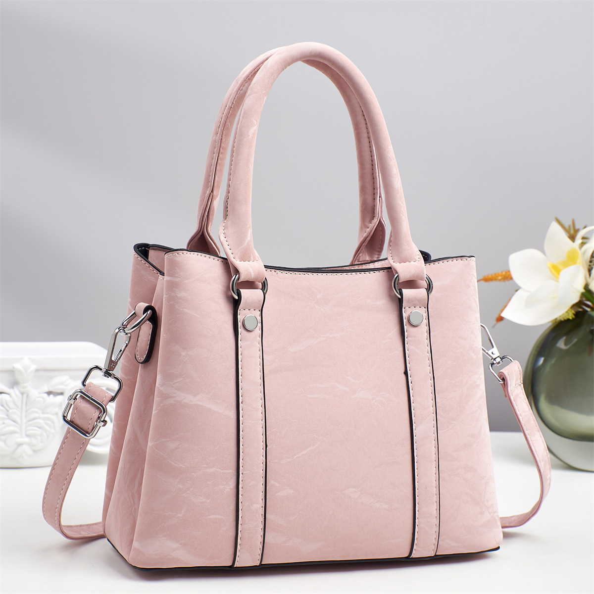 This new stylish handbag with a high-quality texture is versatile and has a large capacity for casual commuting. It is a high-quality single-shoulder crossbody bag for women full figure