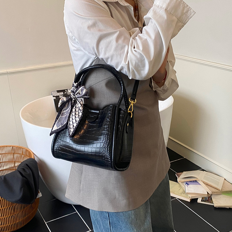 High-end stone-patterned hand-held bucket bag for women, new model 2025, a niche and versatile casual single-shoulder crossbody bag for commuting Application Scenario