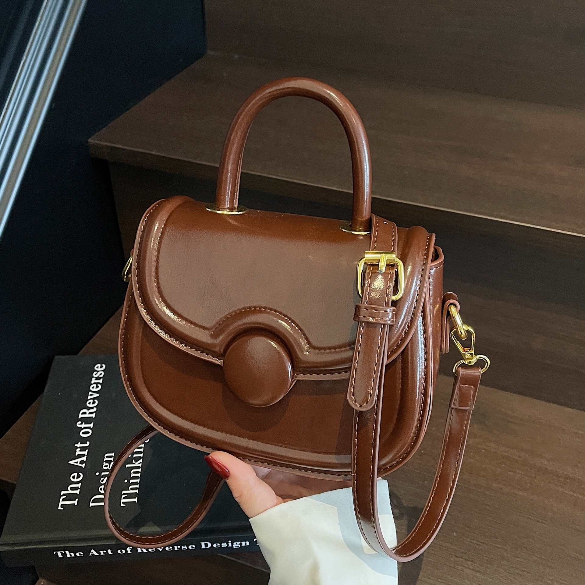 The retro hand-held bag for ladies in 2025 is a trendy and versatile single-shoulder bag with a high-end feel and a crossbody saddle full figure