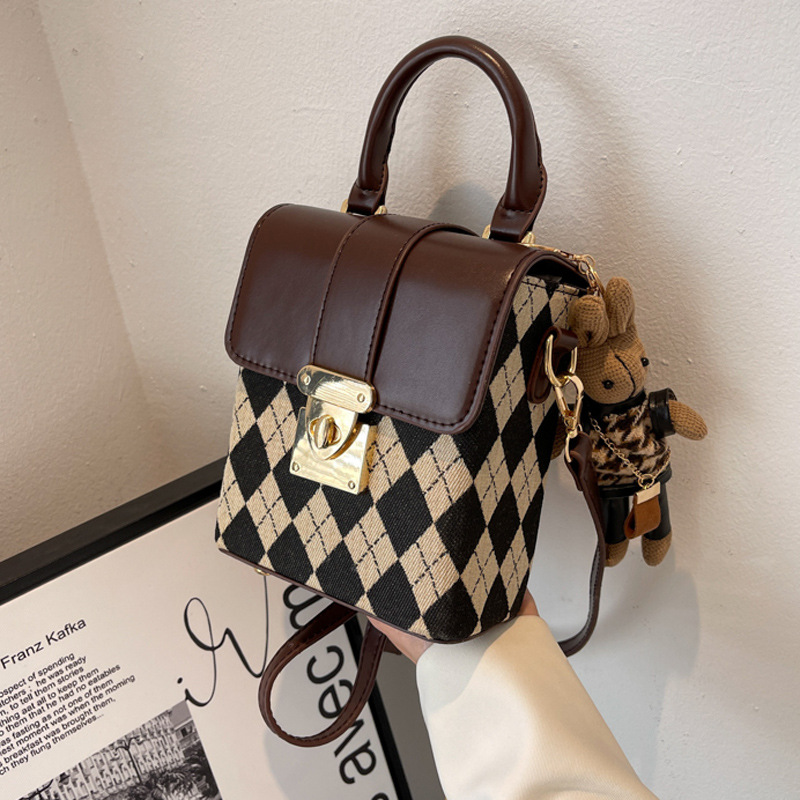 French niche design bags, new Spring 2024 women's bags, popular crossbody bags, internet-famous hand-held small square bags Application Scenario