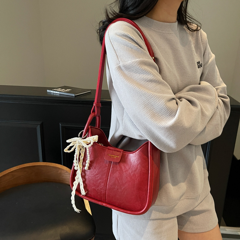 Cross-border 2025 New style, versatile and fashionable single-shoulder underarm bag, high-end casual soft leather crossbody bucket bag Application Scenario
