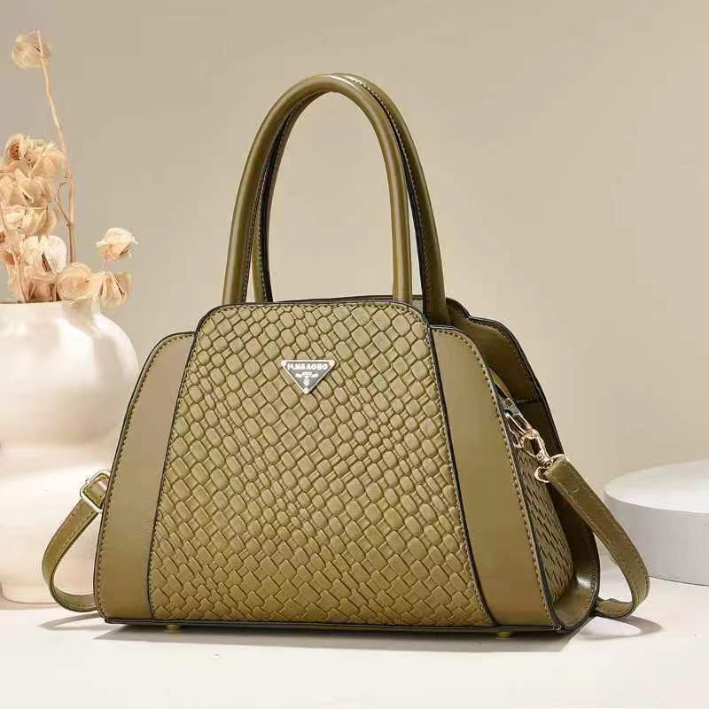 New stylish and elegant handbag for ladies with crocodile patterns, a trendy and stylish middle-aged single-shoulder crossbody handbag for women full figure