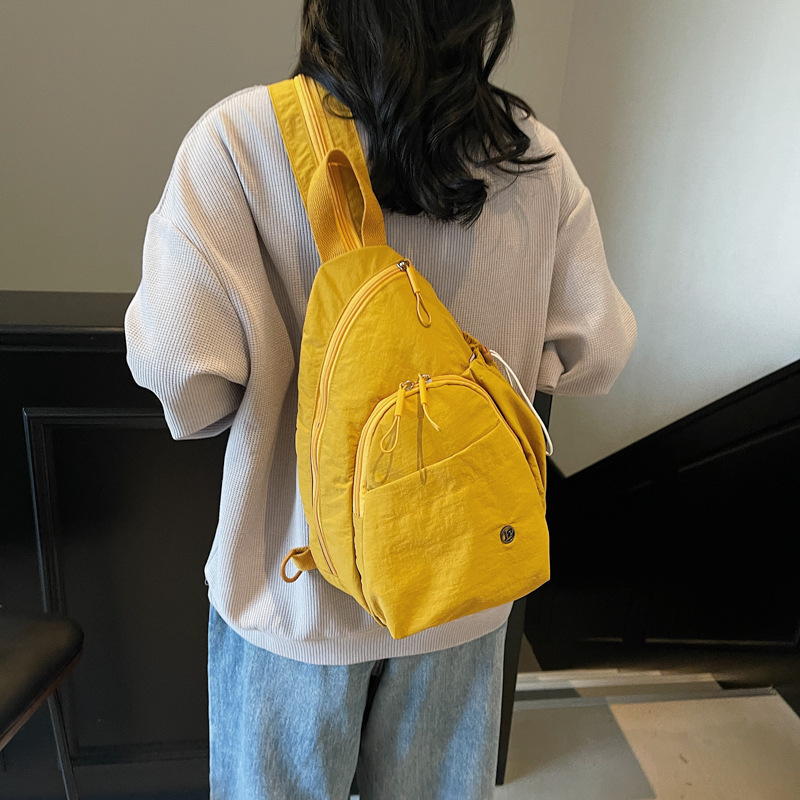 2025 New niche lightweight nylon fabric backpack, stylish ladies' travel small backpack, casual and personalized commuting bag full figure