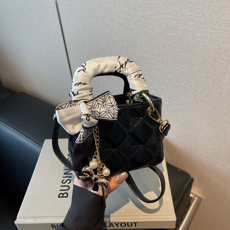 A trendy and fashionable mini handbag designed for women in 2025, a versatile crossbody bag with a red envelope opening Specification drawing
