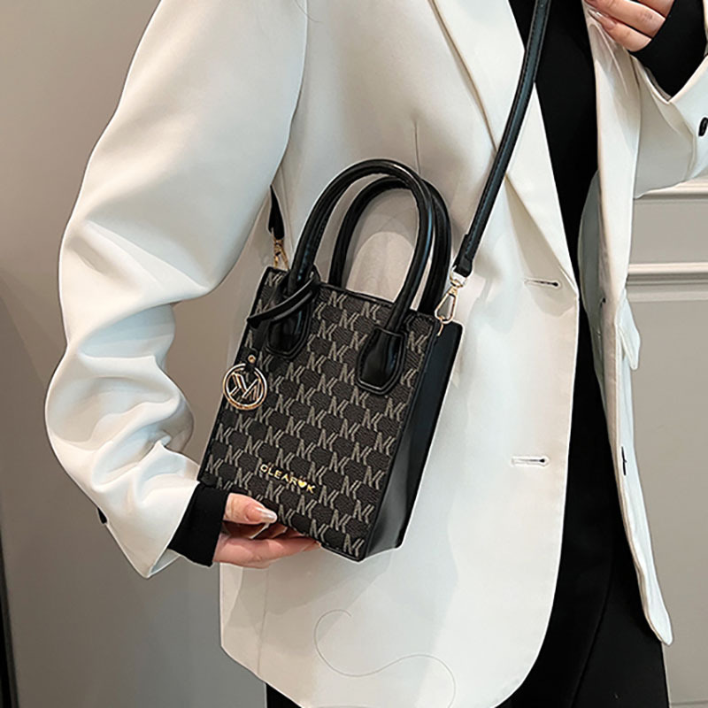 The 2025 new stylish small crossbody bag for women is versatile and features a high-end diamond-shaped texture. It is a niche single-shoulder handbag Application Scenario