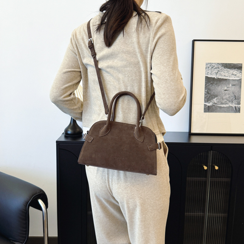A new Korean version of fashionable and versatile single-shoulder bag with a frosted shell for women, 2024. A niche and high-end crossbody bag for women Application Scenario