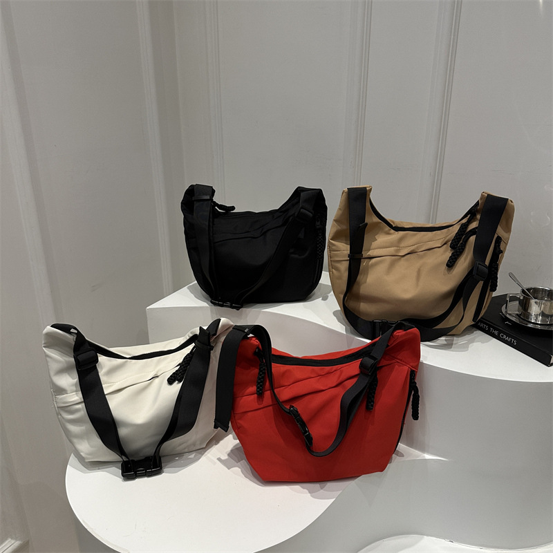 The 2024 new style of the casual large-capacity tote bag is a fashionable and simple cross-body commuting bag with a laid-back style for students during class Application Scenario