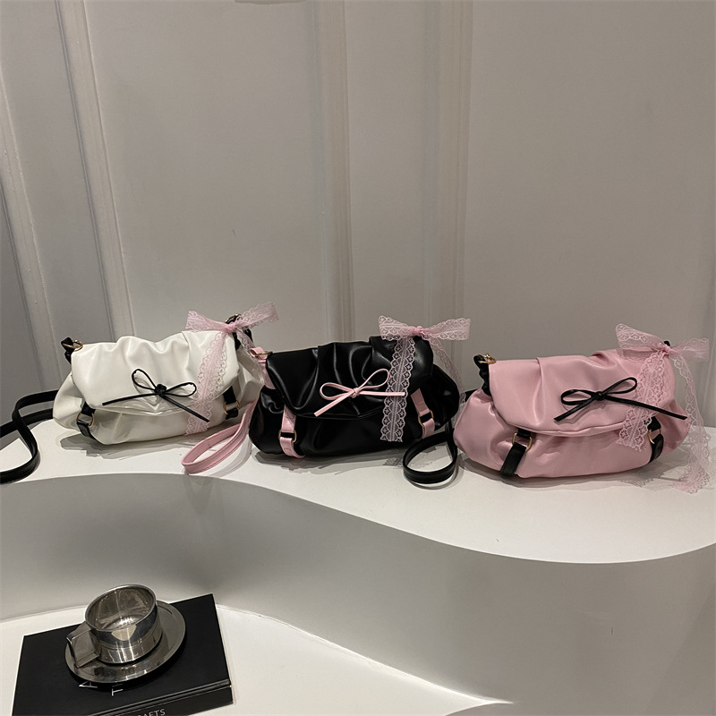Ballet-style bag for women, new Spring 2025 fashion commuter single-shoulder underarm bag, textured pleated crossbody bag Application Scenario