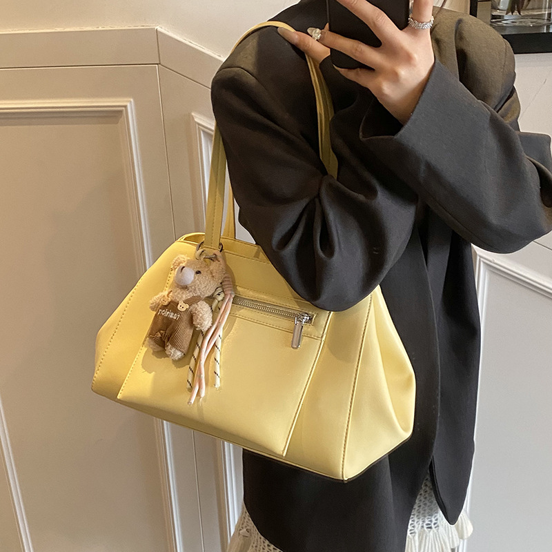 The laid-back style large-capacity tote bag for women in 2025 is a new, fashionable and versatile single-shoulder bag for commuting. It is a simple and solid color underarm bag details Picture
