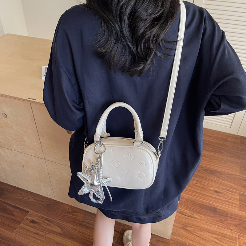 A niche mini handbag, an Instagram-chic single-shoulder crossbody bag for trendy ladies, a new soft and stylish embossed bag for spring 2025 Specification drawing