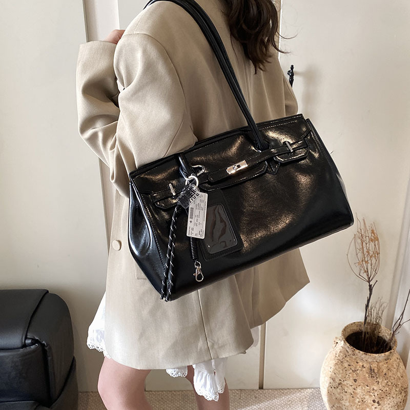 A simple Korean-style large-capacity bag for women, a new 2025 single-shoulder underarm bag, a high-end and stylish portable commuting briefcase full figure