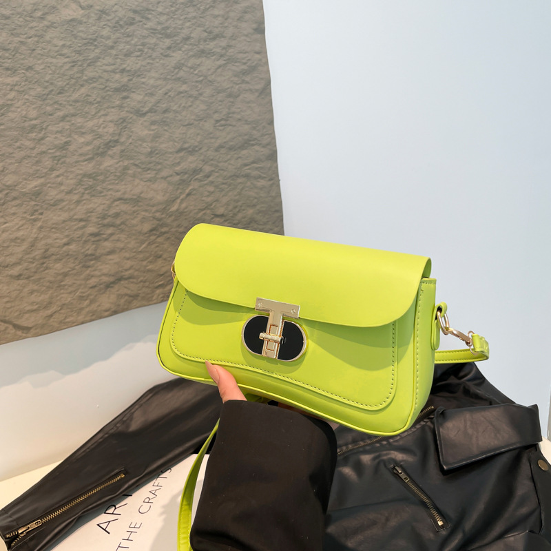 This is a trendy, retro, versatile single-shoulder bag for women. It's a new spring 2025 collection that is fashionable, stylish, simple and artistic. It's a small square crossbody bag full figure