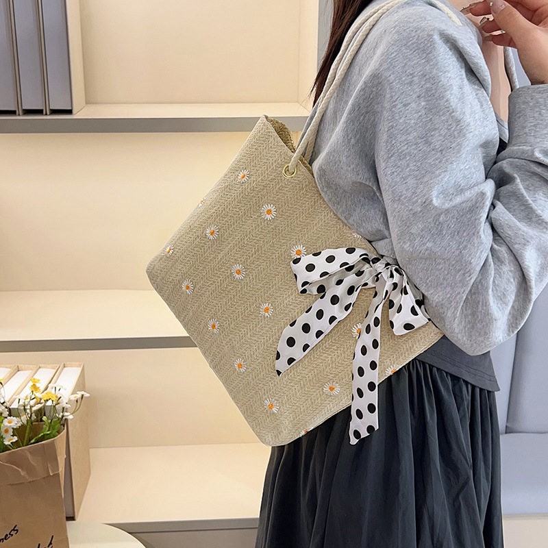 The new straw woven bag for summer 2025 is a trendy and fashionable women's bag. It is a cool single-shoulder hand-carry large-capacity lace tote bag Specification drawing