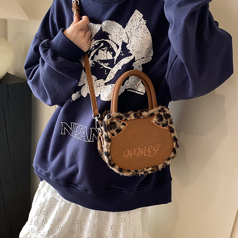 Plush leopard print bag for women 2024 new style, niche design, cute crossbody bag, high-end casual hand-held small handbag Application Scenario