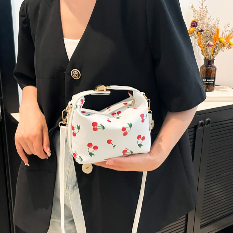 The 2025 summer new cute cherry single-shoulder crossbody bag is a fashionable handbag for women and a commuting dumpling bag Specification drawing