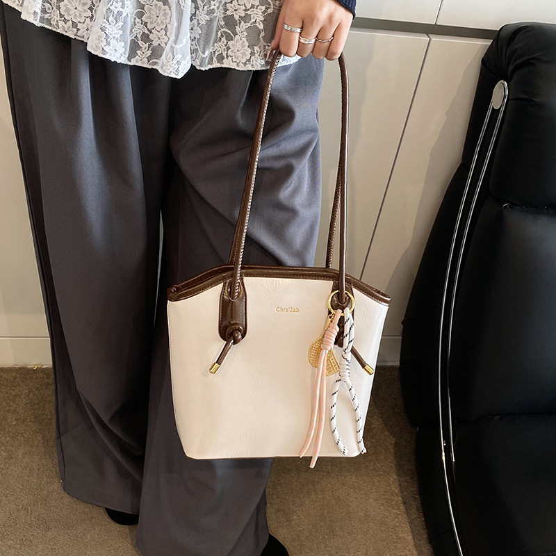 A stylish, simple and large-capacity single-shoulder underarm bag for women, a new model of 2025, with a sense of high-end fashion and versatile hand-held bucket bag Specification drawing
