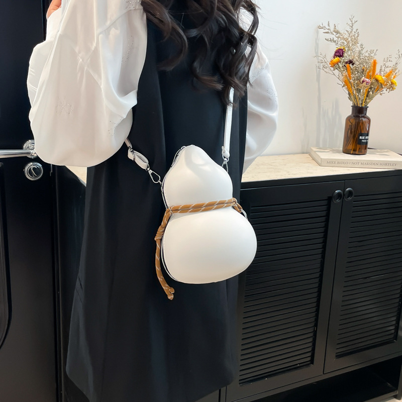 Cross-border trendy wine gourd bag, a niche design with a high-quality single-shoulder bag, an Instagram trendy and cute backpack, and a crossbody bag details Picture