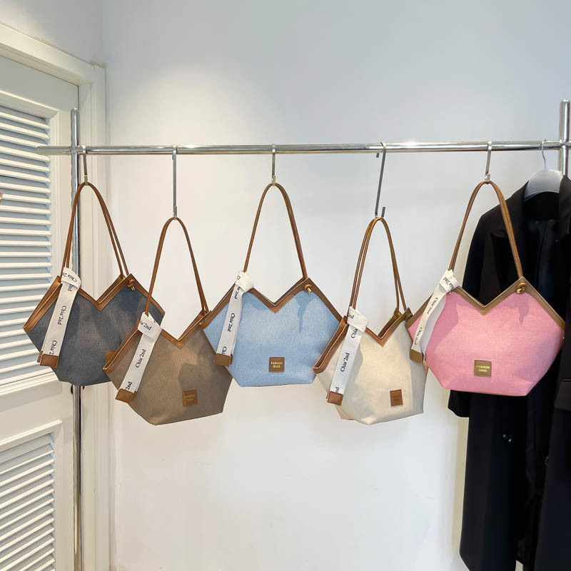 Retro and fashionable tote bag for women 2025 Summer, large capacity single-shoulder bag for work and commuting, trendy and casual underarm bag for women Application Scenario
