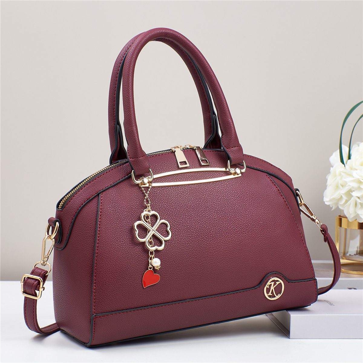 This year's popular handbag for women is the 2024 new high-end casual single-shoulder crossbody bag, a fashionable women's bag Specification drawing