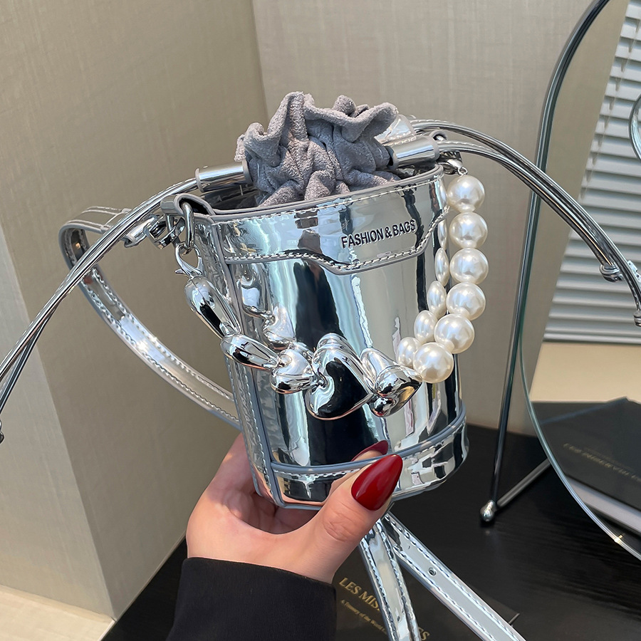 A unique and niche design pearl chain hand-held small bag with a fashionable and high-end texture, a mini Korean-style single-shoulder crossbody bag full figure