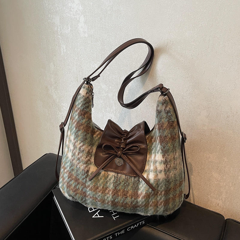 Large-capacity woolen women's backpack, 2024 new commuter fashion versatile backpack, crossbody bag, single-shoulder tote bag Specification drawing