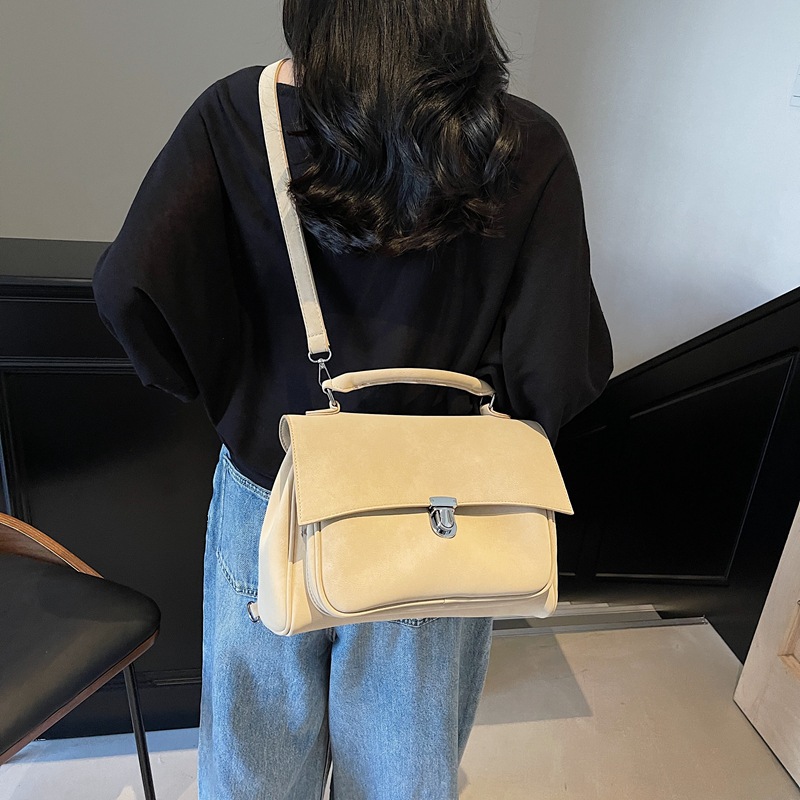A new Korean-style schoolbag and briefcase for women in 2025, a trendy and fashionable backpack that is versatile and has a large capacity Application Scenario