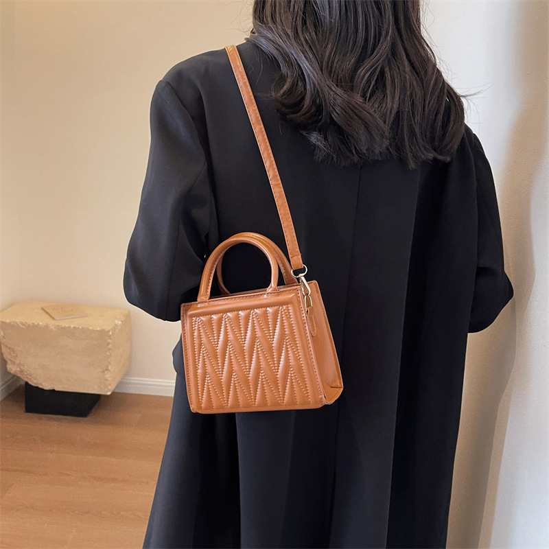 Fashionable and textured pleated women's bag 2023 winter new solid color handbag, stylish commuting single-shoulder crossbody bag Specification drawing