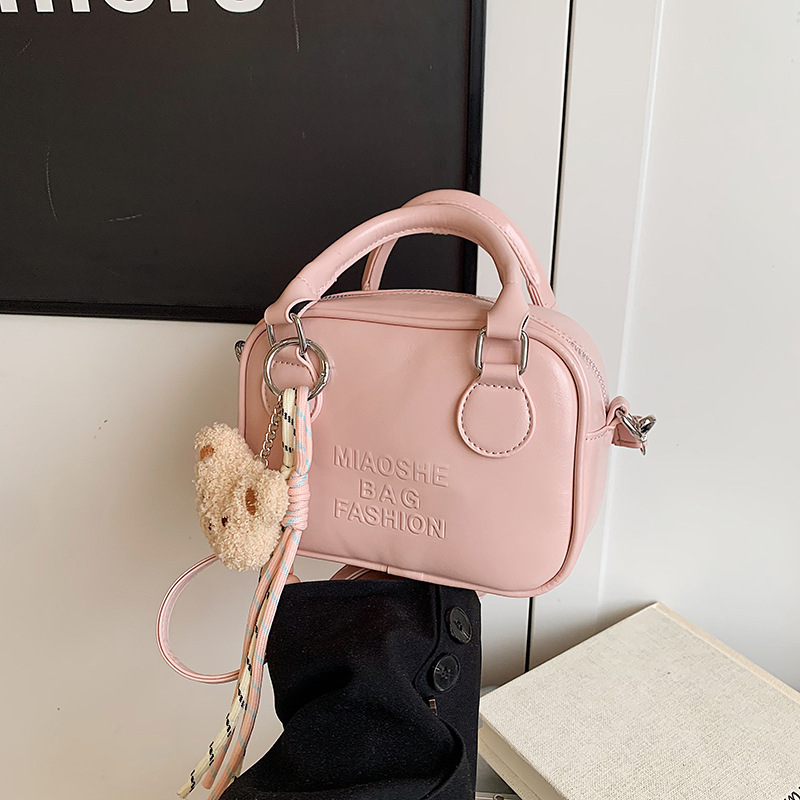 A niche design retro bowling bag for women, a new 2025 single-shoulder crossbody bag, a high-end and versatile handbag details Picture