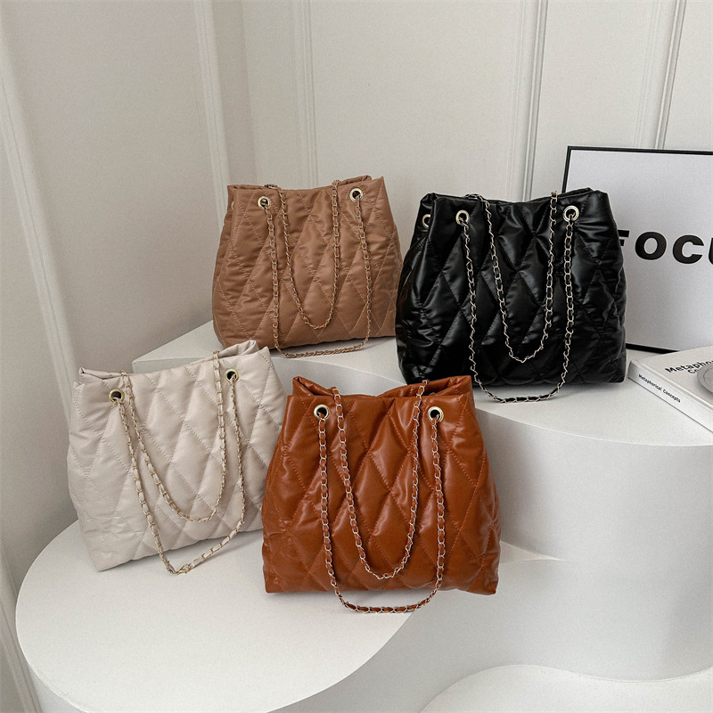 New 2024 cross-border high-quality large-capacity bucket bag, fashionable diamond-shaped Tote chain single-shoulder crossbody bag Application Scenario