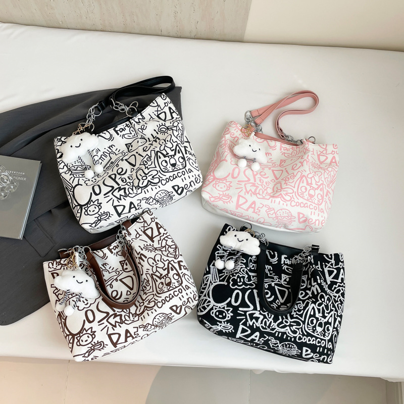 Simple commuting large-capacity bag, women's fashion graffiti tote bag, 2025 new summer niche casual single-shoulder bag Application Scenario
