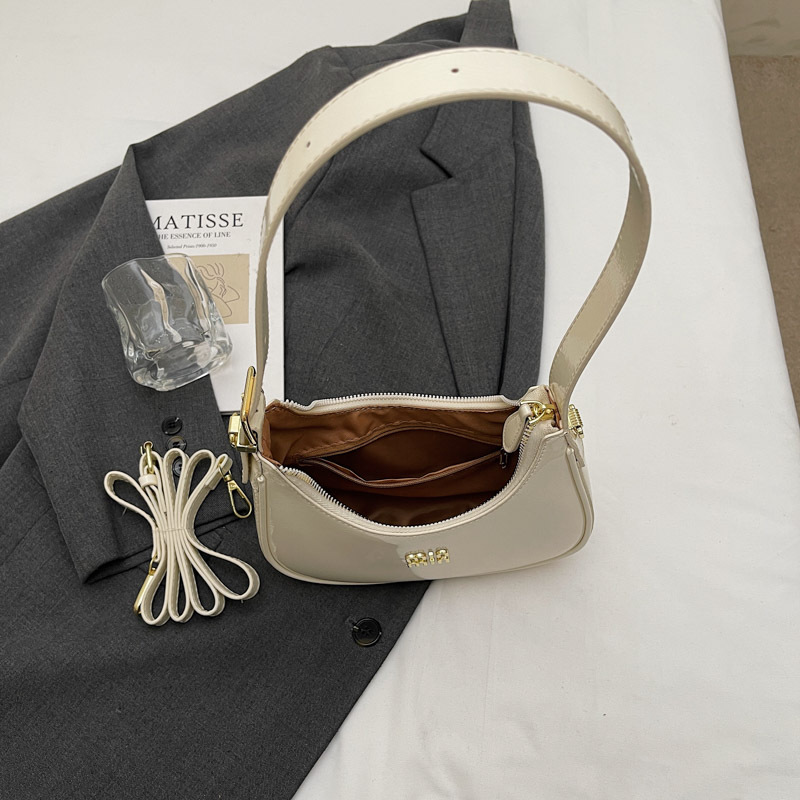 Cross-border style hand-held dumpling bag for women 2025 New fashionable and versatile single-shoulder underarm bag for casual commuting crossbody Application Scenario