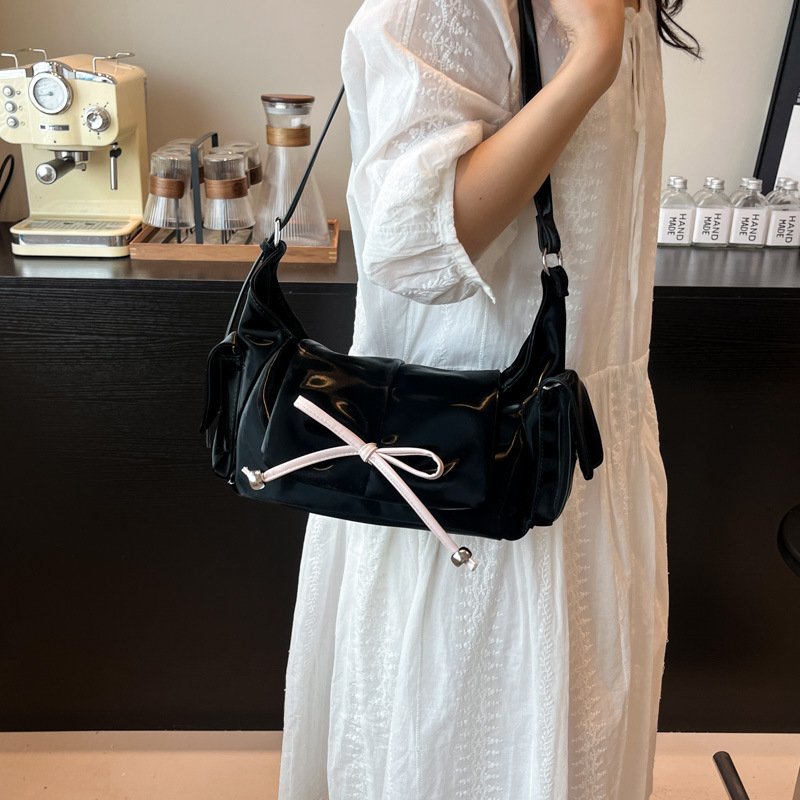 A niche and fashionable underarm bag for women in the summer of 2025, featuring a simple pleated single-shoulder bag and a sweet bow crossbody bag details Picture