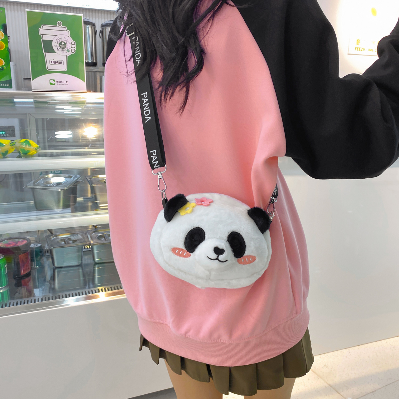 Cute flower red panda plush bag for girls 2023 new autumn and winter sweet girl crossbody plush bag details Picture