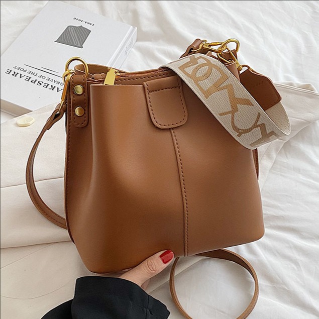 High-end texture, trendy and stylish, large-capacity bucket bag for women 2025 new style, individual, fashionable and elegant, single-shoulder crossbody bag full figure