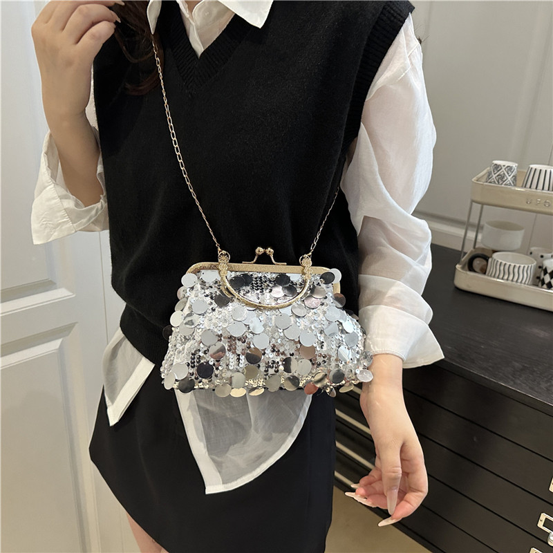 A stylish, retro and high-quality single-shoulder bag for women in 2025, a simple hand-held dinner bag and a slanted shell bag details Picture
