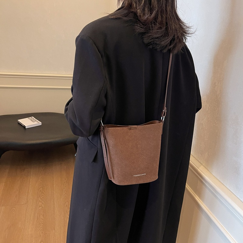 Korean retro bucket bag for women, 2024 new style simple and fashionable single-shoulder bag, high-end and versatile commuting crossbody bag Application Scenario