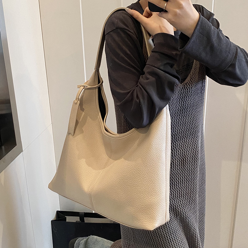 High-end retro lychee pattern large-capacity bucket bag for women 2025 new style, trendy, versatile and simple single-shoulder armpit bag Application Scenario
