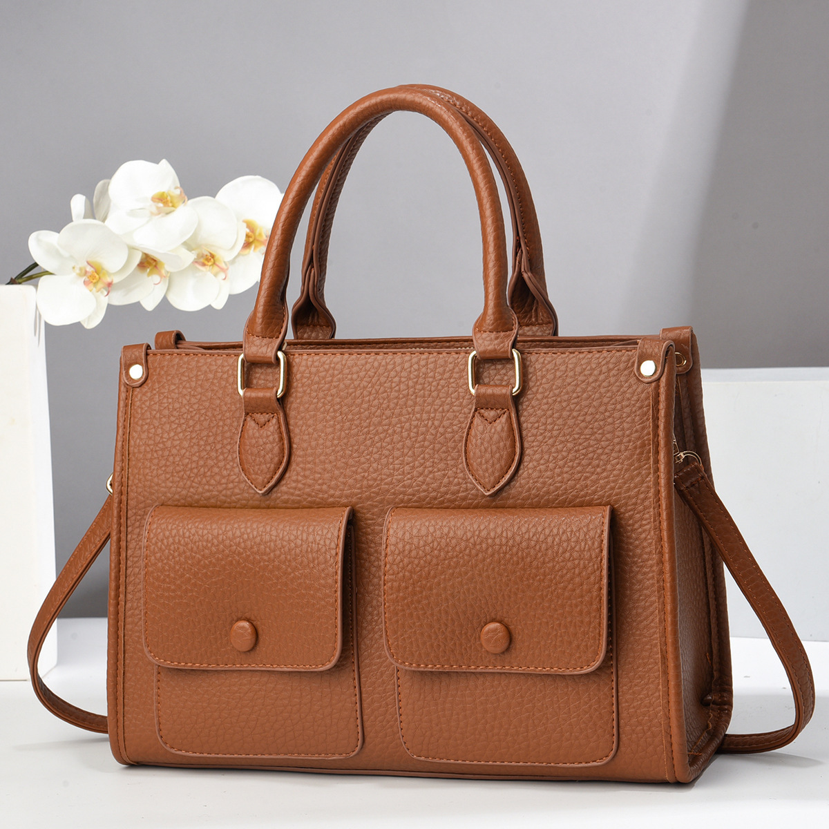 A new 2024 trendy handbag for middle-aged women, a spacious and large-capacity commuting crossbody bag for mom details Picture