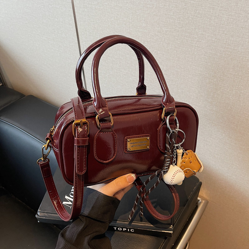 Retro bowling handbag for women, 2024 new style, trendy and high-end single-shoulder bag, fashionable commuting crossbody bag Application Scenario