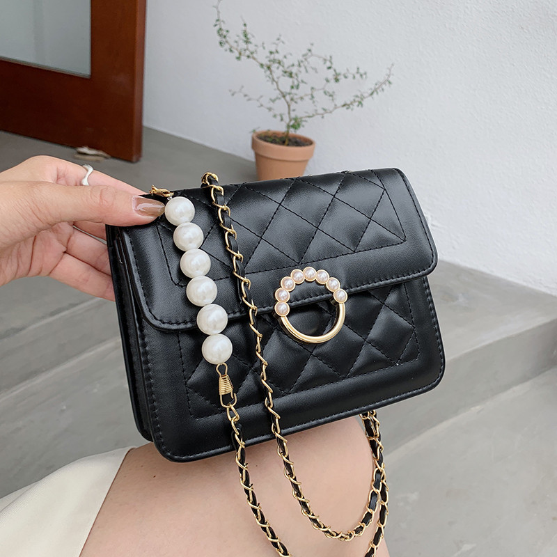 A trendy and stylish small bag for women in 2021, featuring a diamond-shaped chain crossbody bag and a simple, ins small square bag for women full figure