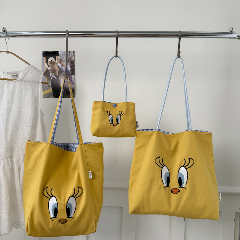 2025 Summer New Japanese-style bucket bag, embroidered canvas bag, large-capacity handbag, trendy tote bag, single-shoulder bag Application Scenario
