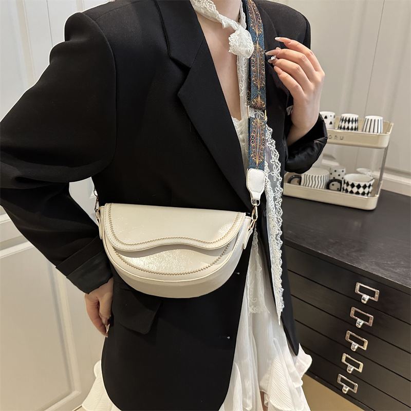 Solid color retro 2025 new style, trendy, fashionable, simple and elegant texture, wide crossbody single-shoulder women's saddle bag details Picture