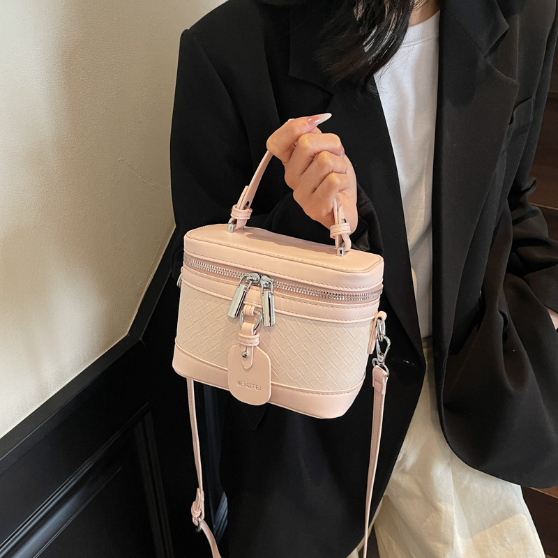 A niche design, fashionable hand-held box bag for women, a new retro single-shoulder bag with a high level of appearance, a casual crossbody bag details Picture