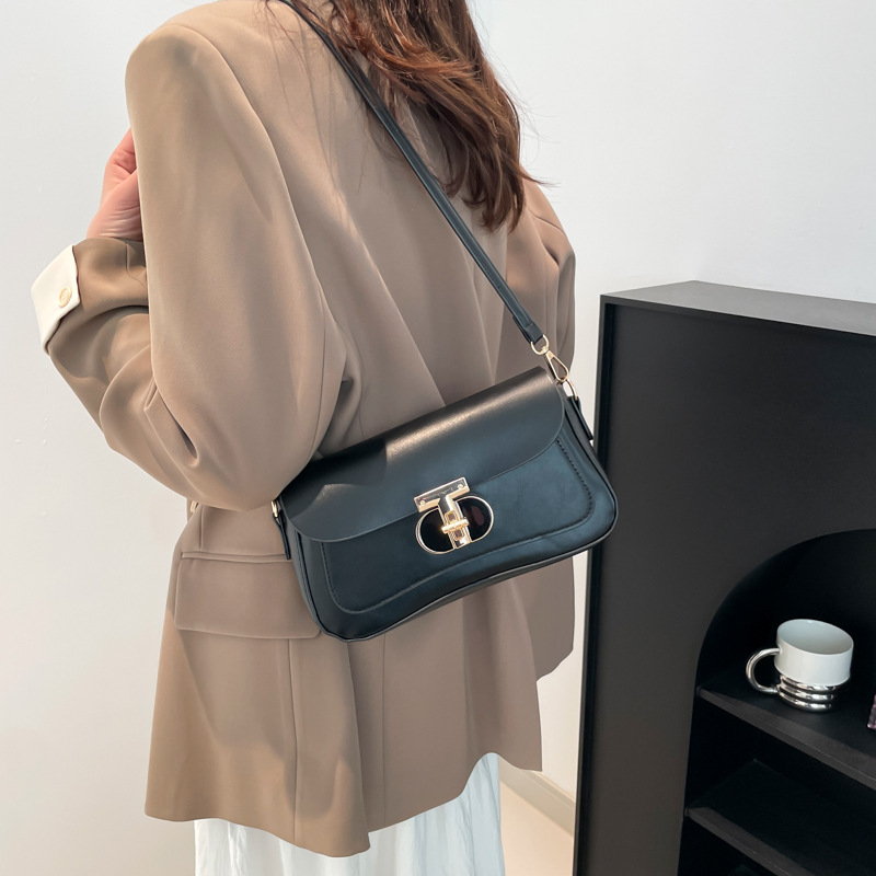 This is a trendy, retro, versatile single-shoulder bag for women. It's a new spring 2025 collection that is fashionable, stylish, simple and artistic. It's a small square crossbody bag Specification drawing