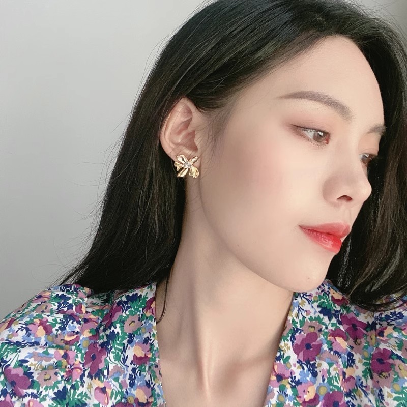 Xuhui brand exquisite and light luxury copper plated with real gold and zirconia 925 silver needle flower stud earrings, fashionable and elegant full figure