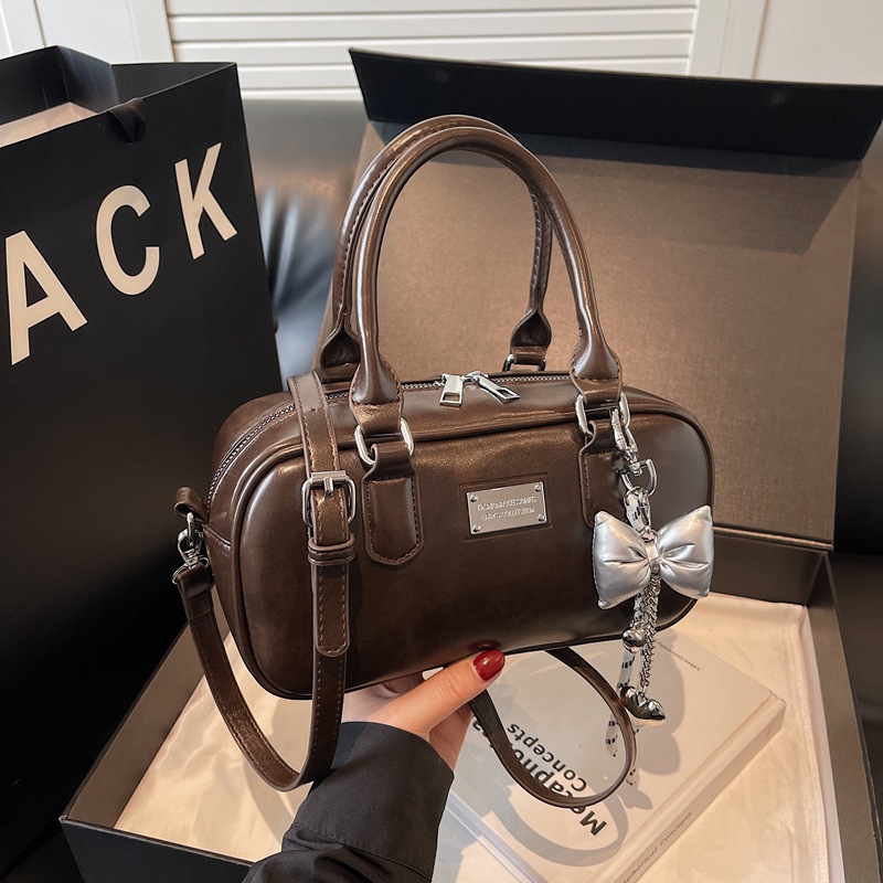 This is a new, high-end and versatile crossbody small square bag for women in 2025, featuring a simple and fashionable design for commuting Specification drawing