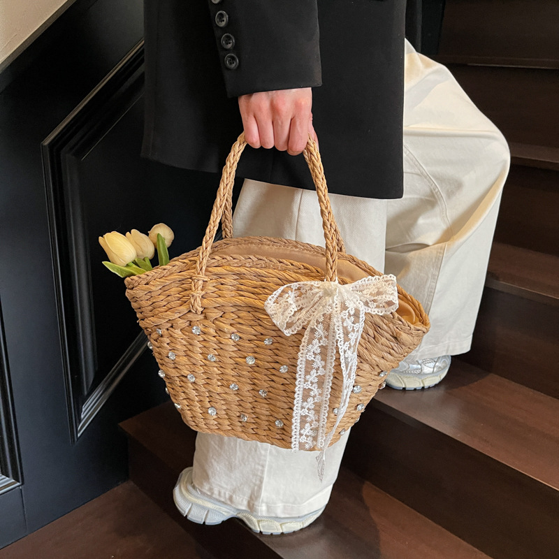 Seaside vacation beach handmade straw woven handbag for women, new style 2025 summer, large capacity drawstring with a vegetable basket, single-shoulder bag Application Scenario