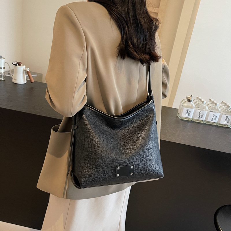 The 2025 new large-capacity exquisite underarm bag is a fashionable, simple and high-appeartion-level niche design single-shoulder crossbody bag Specification drawing