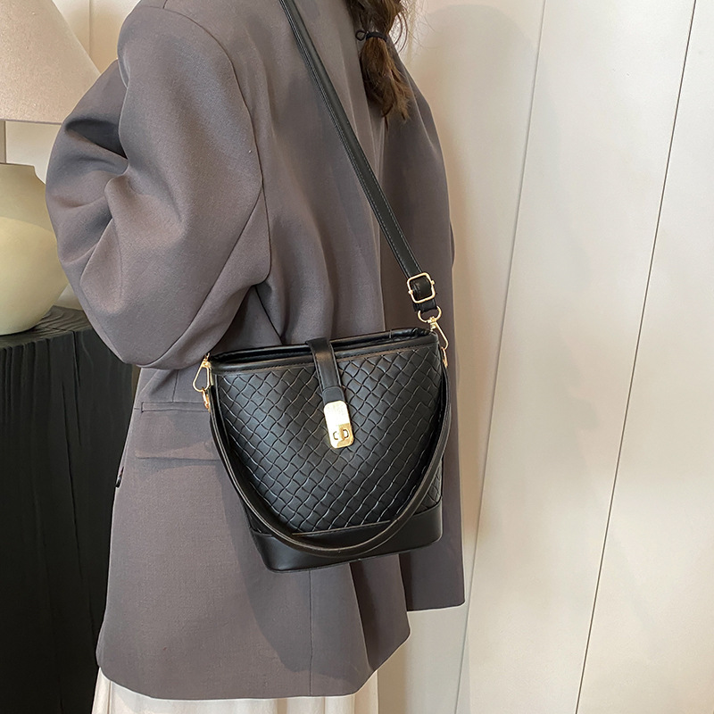 This stylish and stylish patchwork small bag is a popular woven pattern bucket bag for the autumn of 2024. It is a versatile single-shoulder crossbody bag details Picture