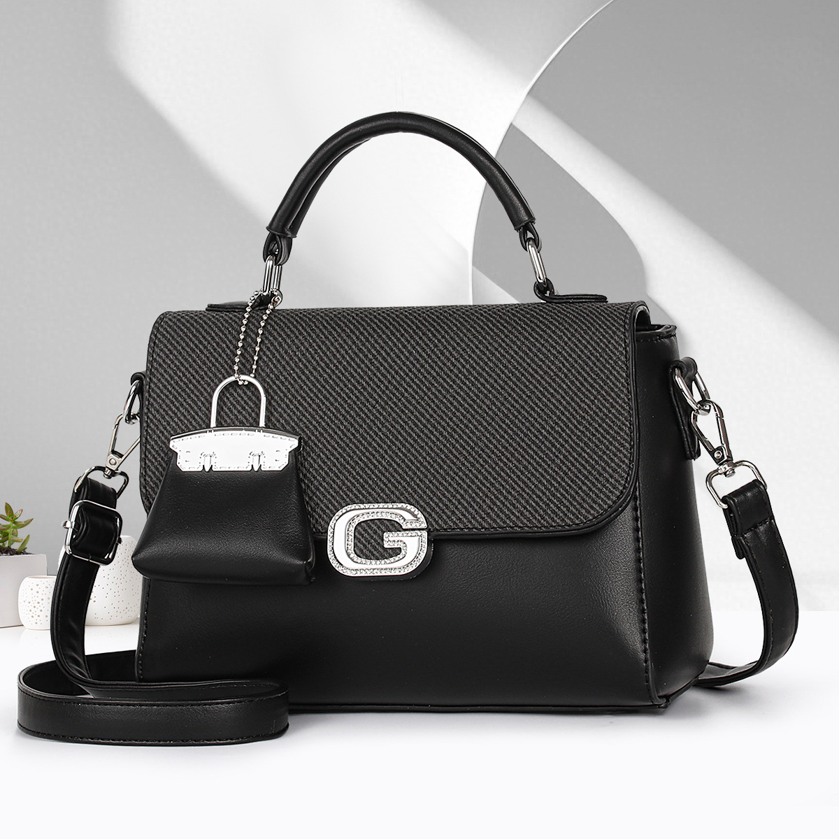 Single-shoulder bag for women, fashionable and trendy European and American style handbag, high-end and niche design, solid color, casual and versatile crossbody bag full figure